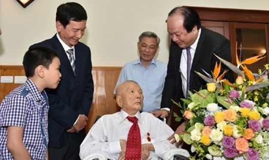 Bộ trưởng, Chủ nhiệm Văn phòng Chính phủ Mai Tiến Dũng hỏi thăm sức khỏe đồng chí Nguyễn Côn hồi năm 2017. (Ảnh: Văn phòng Chính phủ)