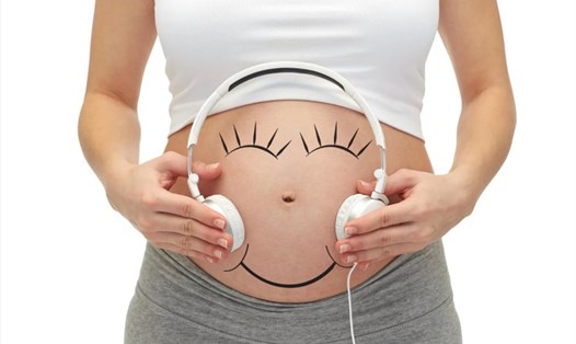 Thường xuyên cho thai nhi nghe nhạc sẽ giúp kích thích phát triển trí tuệ cũng như cảm thụ được âm nhạc. Ảnh: Xinhua