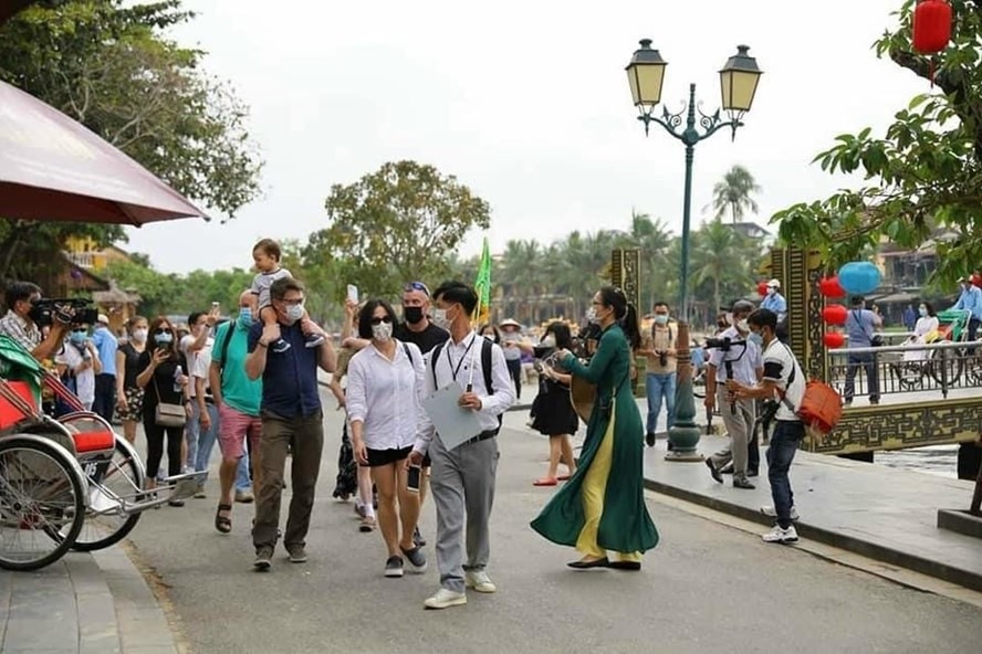 Khách du lịch quốc tế "xông đất" Hội An đầu năm mới. Ảnh: Từ Ân