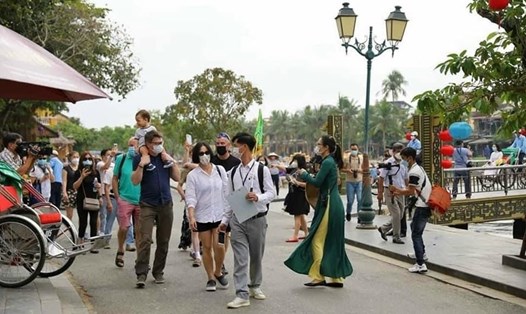 Khách du lịch quốc tế "xông đất" Hội An đầu năm mới. Ảnh: Từ Ân