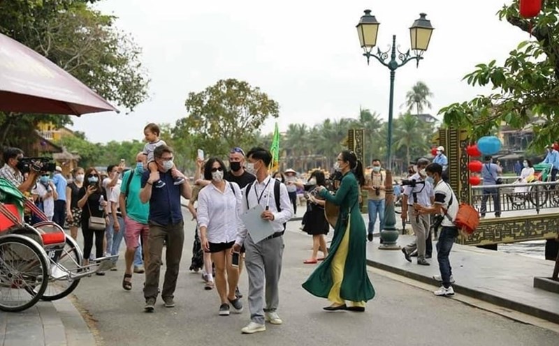 Khách du lịch quốc tế "xông đất" Hội An đầu năm mới. Ảnh: Từ Ân
