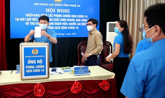 Cán bộ LĐLĐ tỉnh Nghệ An quyên góp ủng hộ Quỹ phòng chống COVID-19. Ảnh: Trần Vân