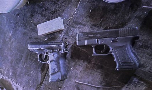 Hình ảnh 2 khẩu súng ngắn lưu trữ trong điện thoại của Vừ A Xế. Ảnh: BĐBP