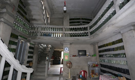 Ngôi nhà được xây dựng bằng 12.000 chai thủy tinh ở Quảng Nam. Ảnh: Thanh Chung