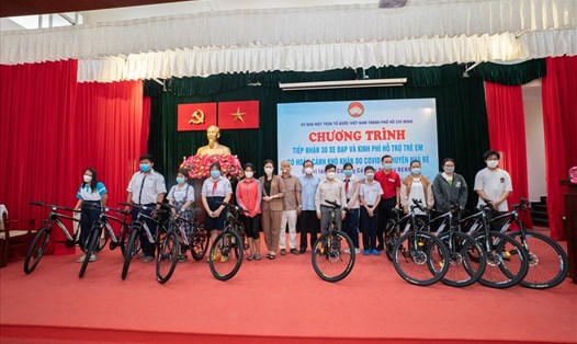 Benny trao tặng 30 chiếc xe đạp cùng kinh phí hỗ trợ sinh hoạt cho 30 em mồ côi còn trong độ tuổi đến trường