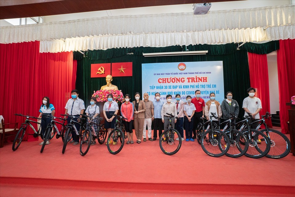 Benny trao tặng 30 chiếc xe đạp cùng kinh phí hỗ trợ sinh hoạt cho 30 em mồ côi còn trong độ tuổi đến trường Benny trao tặng 30 chiếc xe đạp cùng kinh phí hỗ trợ sinh hoạt cho 30 em mồ côi còn trong độ tuổi đến trường