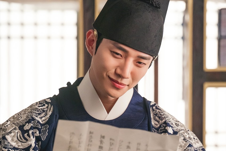 Lee Jun Ho (2PM) thể hiện xuất sắc vai hoàng đế lỗi lạc Yi San. Ảnh: MBC.