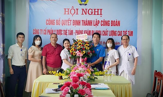 Lãnh đạo Liên đoàn Lao động huyện Lạng Giang trao Quyết định và tặng hoa Ban chấp hành Công đoàn cơ sở.