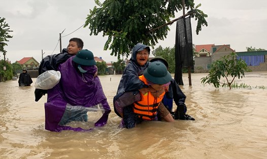 Lực lượng cứu hộ đưa người dân xã Quỳnh Lâm, huyện Quỳnh Lưu (Nghệ An) ra khỏi vùng nguy hiểm. Ảnh: QĐ