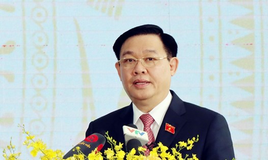 Chủ tịch Quốc hội  Vương Đình Huệ phát biểu tại lễ công bố Nghị quyết 570/NQ-UBTVQH15 của Ủy ban Thường vụ Quốc hội về việc thành lập thị xã Chơn Thành và các phường thuộc thị xã.