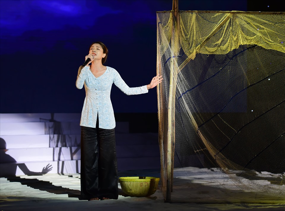 Minh Khuê vẫn bị chỉ lỗi sai dù hát xúc động. Ảnh: CTCC.