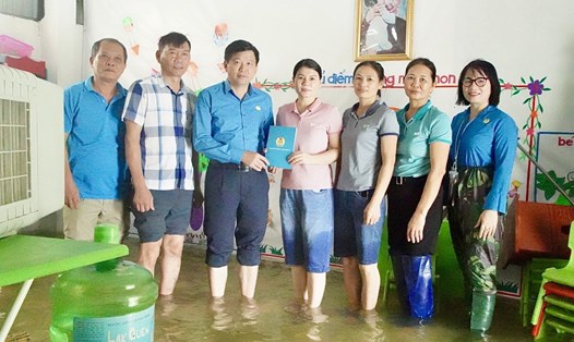LĐLĐ tỉnh Nghệ An hỗ trợ Trường Mầm non Quỳnh Hồng số tiền 5 triệu đồng. Ảnh: QT