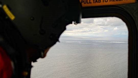 Rò rỉ khí đốt dọc theo đường ống Nord Stream nhìn từ cửa sổ trực thăng quân sự Đan Mạch. Ảnh: AFP