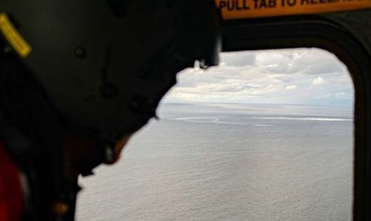 Rò rỉ khí đốt dọc theo đường ống Nord Stream nhìn từ cửa sổ trực thăng quân sự Đan Mạch. Ảnh: AFP