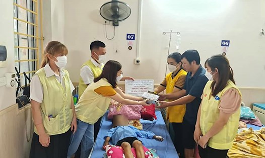 Công đoàn Công ty TNHH RFTECH Thái Nguyên thăm hỏi tặng quà hỗ trợ gia đình chị Phùng Thị Huế. Ảnh: CĐTN