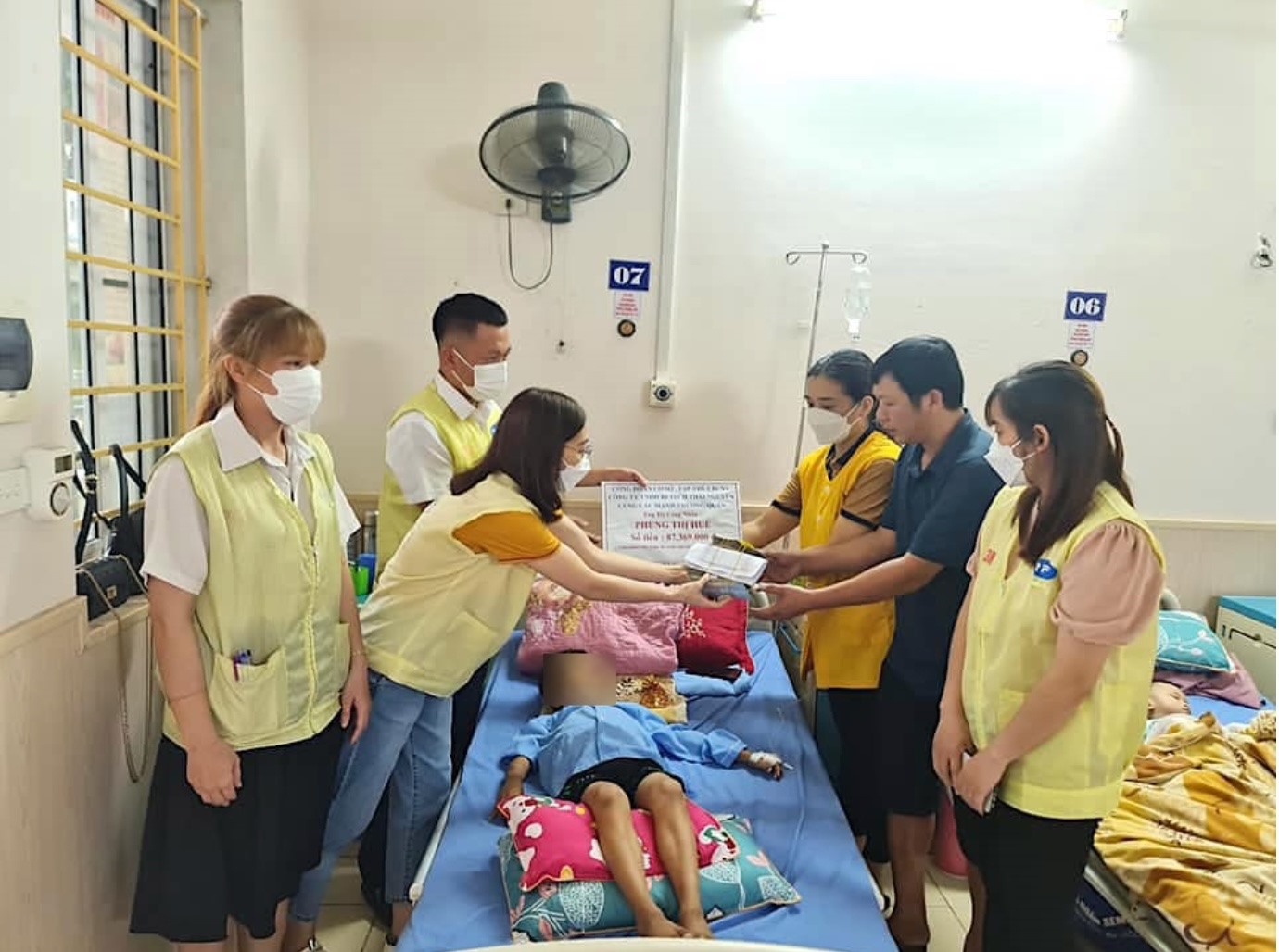 Công đoàn Công ty TNHH RFTECH Thái Nguyên thăm hỏi tặng quà hỗ trợ gia đình chị Phùng Thị Huế. Ảnh: CĐTN