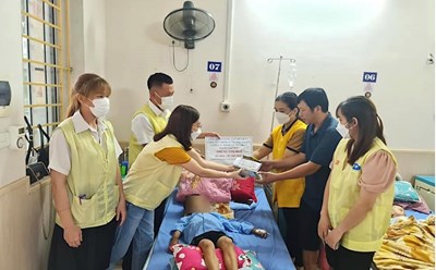 Công đoàn Công ty TNHH RFTECH Thái Nguyên thăm hỏi tặng quà hỗ trợ gia đình chị Phùng Thị Huế. Ảnh: CĐTN