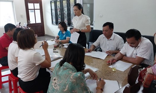 Đoàn công tác của LĐLĐ huyện Thanh Oai làm việc tại doanh nghiệp. Ảnh: CĐHN