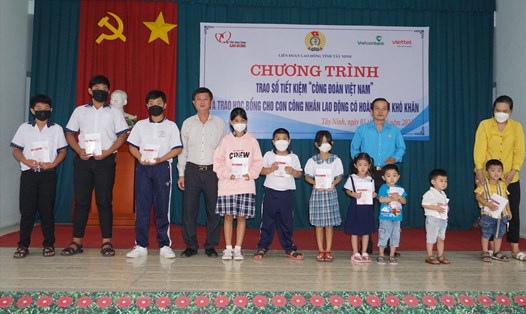 Liên đoàn Lao động tỉnh Tây Ninh trao hỗ trợ cho học sinh là con em công nhân lao động có hoàn cảnh khó khăn do dịch COVID-19. Ảnh: A.T
