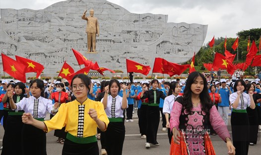 Màn múa xoè do hơn 500 em học sinh trường THPT chuyên Sơn La sẽ được biểu diễn trong trận chung kết Đường lên đỉnh Olympia năm 2022 tại điểm cầu Sơn La. Ảnh: Khánh Linh