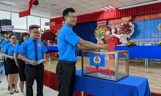 Ông Lê Nhật Trường (đầu tiên từ phải qua) tái đắc cử Chủ tịch Công đoàn Công ty TNHH Pousung Việt Nam. Ảnh: Công đoàn Công ty Pousung