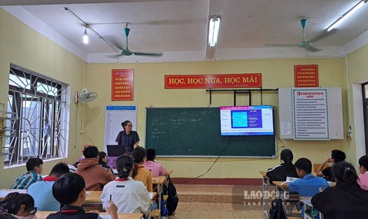 Một tiết dạy ghép của cô Lại Thị Minh Huệ tại trường THCS thị trấn Mai Châu, huyện Mai Châu. Ảnh: Khánh Linh