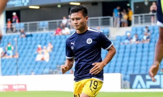 Quang Hải không ra sân trong trận đấu gặp Metz FC. Ảnh: Pau FC