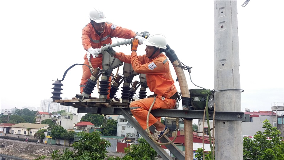 Người lao động tại Tổng Công ty Điện lực Hà Nội. Ảnh: Hoa Việt Cường