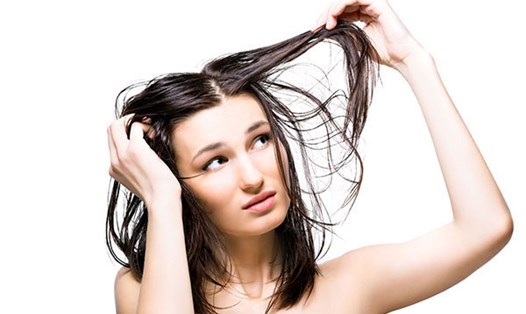 Nếu bạn đang gặp tình trạng gội đầu xong tóc vẫn bết thì có thể tham khảo những cách khắc phục sau. Ảnh: ST