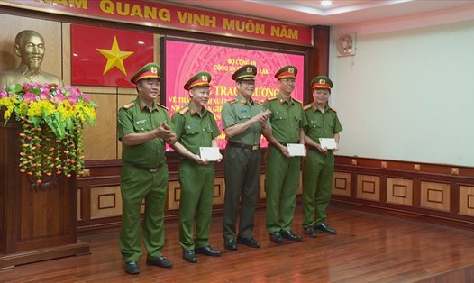 Thiếu tướng Lê Vinh Quy - Giám đốc Công an tỉnh Đắk Lắk (giữa) thưởng nóng cho lực lượng truy bắt thành công đối tượng gây ra vụ trọng án - đâm người trên đường rồi lẩn trốn. Ảnh: T.X