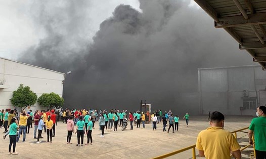 Vụ hỏa hoạn đầu giờ làm việc sáng nay tại Nam Định khiến công nhân hoảng sợ, rất may không có thiệt hại về người. Ảnh: CTV