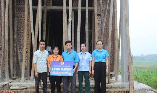 Cán bộ công đoàn tỉnh Tuyên Quang trao hỗ trợ cho đoàn viên có hoàn cảnh khó khăn. Ảnh: CĐTQ