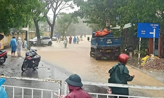 Mưa lớn gây ngập trường, chia cắt nhiều nơi ở huyện Hoà Vang, Đà Nẵng. Ảnh: Bích Thiên