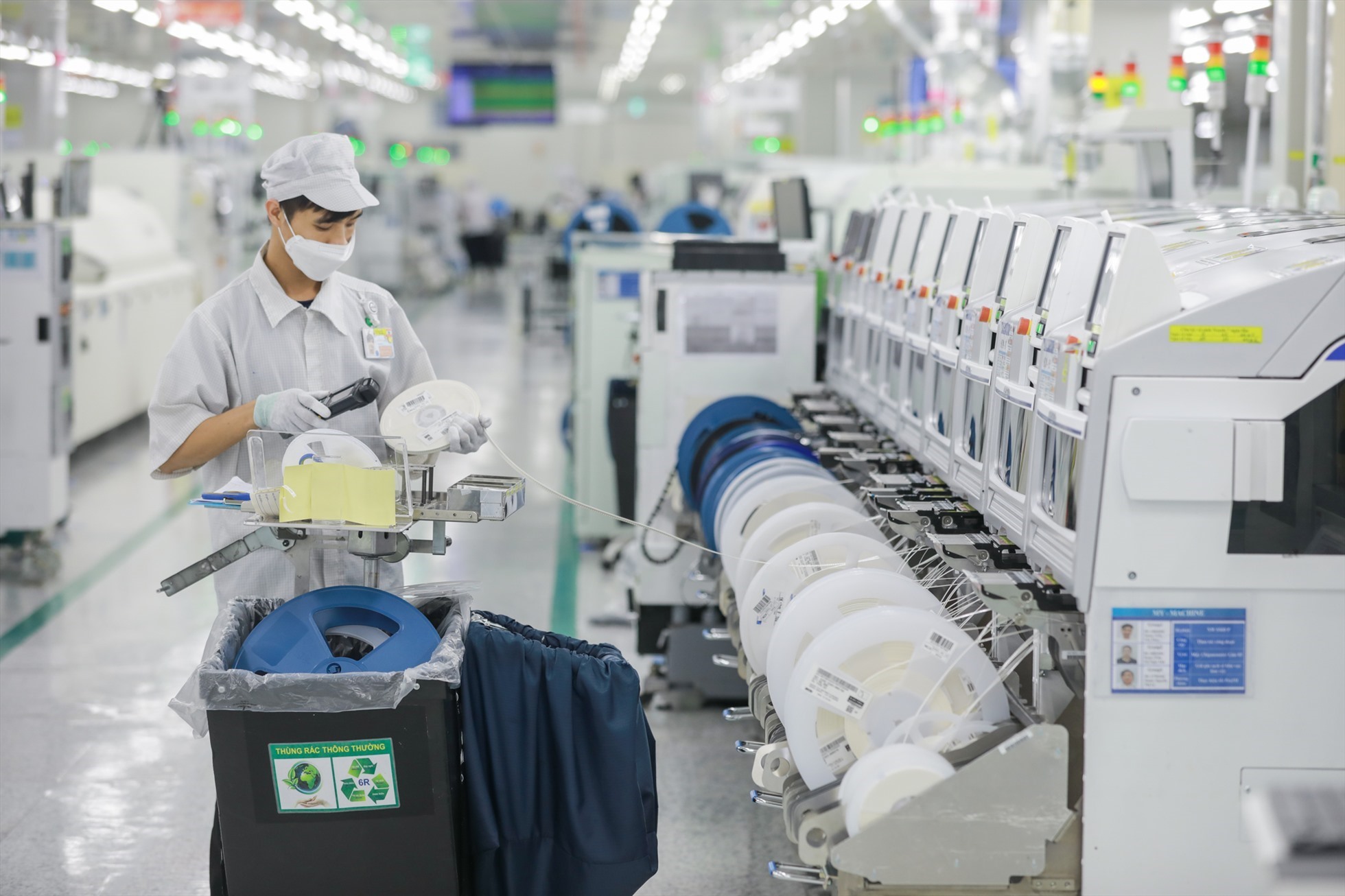 Nhân viên Samsung tại dây chuyền sản xuất bản mạch cho các thiết bị 5G tại Việt Nam. Ảnh: Samsung