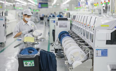 Nhân viên Samsung tại dây chuyền sản xuất bản mạch cho các thiết bị 5G tại Việt Nam. Ảnh: Samsung