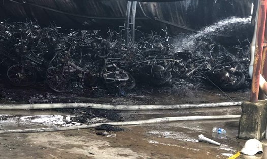 Hàng trăm xe máy của công nhân lao động ở Nam Định bị lửa thiêu rụi. Ảnh: CTV