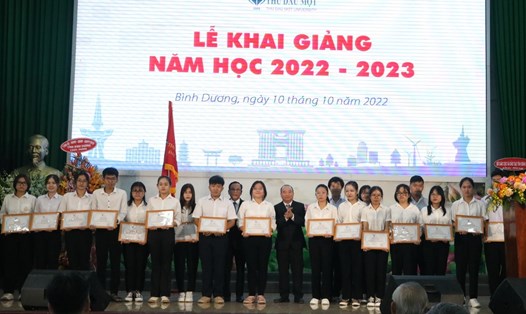 Trường Đại học Thủ Dầu Một khai giảng năm học mới, khen thưởng sinh viên có thành tích xuất sắc.