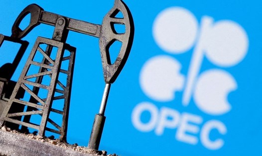 Giá dầu được dự báo sẽ trở lại lại mốc 100 USD/thùng trong quý tới. Ảnh: Reuters.