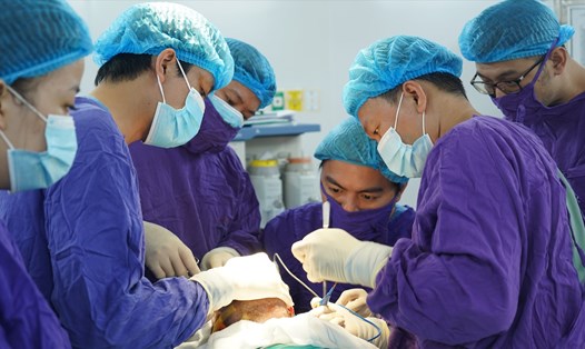 Các bác sĩ BV Ung bướu Hà Nội phẫu thuật cho một bệnh nhân ung thư. Ảnh: BVCC