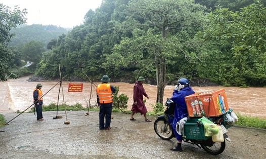 Nước lũ gây chia cắt tại Khu vực Cha Lo (huyện Minh Hóa) khiến người và phương tiện không qua lại được. Ảnh: CTV
