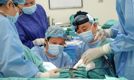 Bác sĩ Nguyễn Đình Minh cùng các đồng nghiệp phẫu thuật tạo hình âm đạo cho những người phụ nữ kém may mắn. Ảnh: BSCC