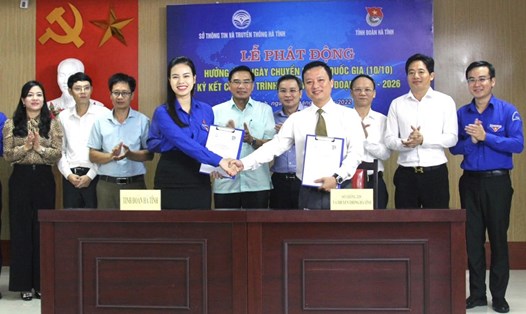 Tỉnh đoàn Hà Tĩnh và Sở TT&TT Hà Tĩnh ký kết phối hợp thúc đẩy chuyển đổi số giai đoạn 2022 - 2026. Ảnh: TĐ.