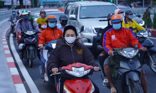 Sáng nay 10.10 người dân Hà Nội mặc áo ấm thích ứng với sự thay đổi thời tiết.