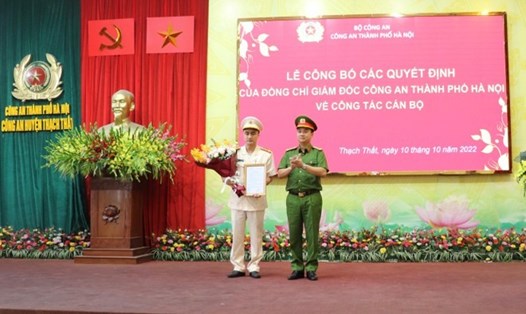 Lãnh đạo Công an Hà Nội trao quyết định bổ nhiệm cho tân Trưởng Công an huyện Thạch Thất. Ảnh: L.N