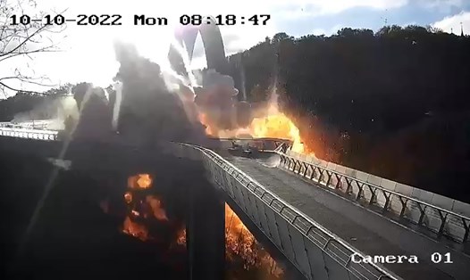 Cây cầu ở quận Shevchenkivskyi của thủ đô Kiev của Ukraina bị trúng tên lửa ngày 10.10.2022. Ảnh chụp màn hình