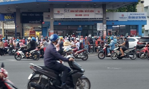 Người dân tập trung đổ xăng tại cây xăng Tân Phong, TP.Biên Hoà. Ảnh: CTV