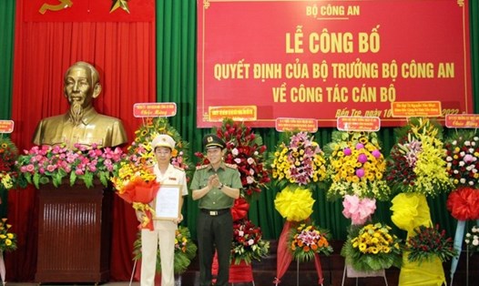 Thứ trưởng Lương Tam Quang trao quyết định bổ nhiệm của Bộ trưởng với Đại tá Trương Sơn Lâm. Ảnh: VGP