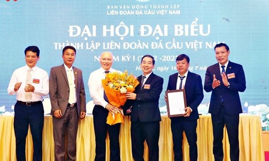 Ông Nguyễn Văn Tuyết (thứ ba từ phải sang) được bầu giữ chức chủ tịch Liên đoàn Đá cầu Việt Nam (nhiệm kỳ 2022-2027). Ảnh: Bùi Lượng