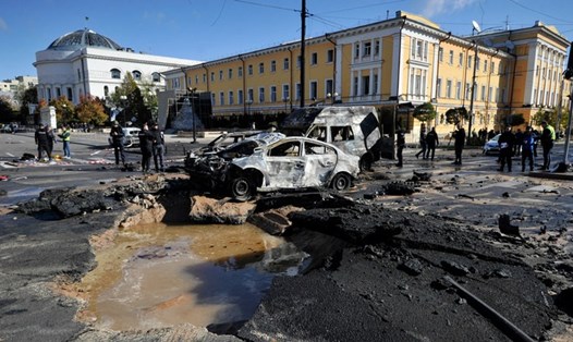 Ô tô bị phá hủy ở trung tâm thủ đô Kiev của Ukraina sau cuộc tấn công ngày 10.10. Ảnh: AFP