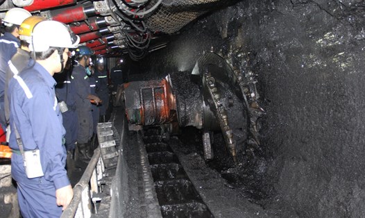 Khai thác than dưới hầm lò ở Công ty CP than Núi Béo. Ảnh: Truyền thông KTV